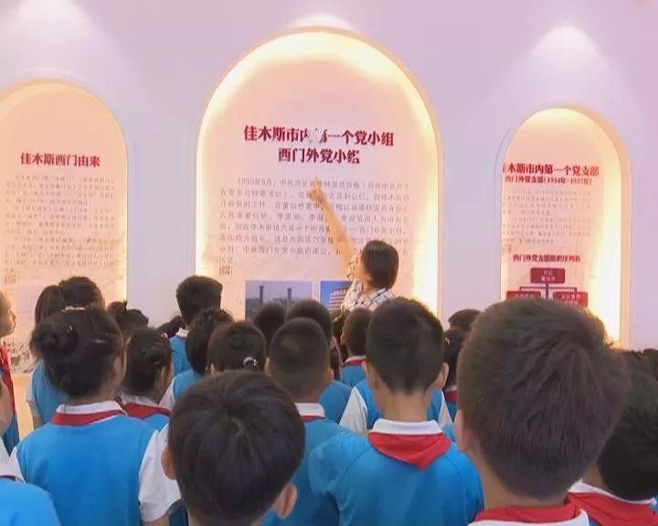 新房装修卧室是蓝灰色的，窗帘应该选择什么颜色比较搭配？